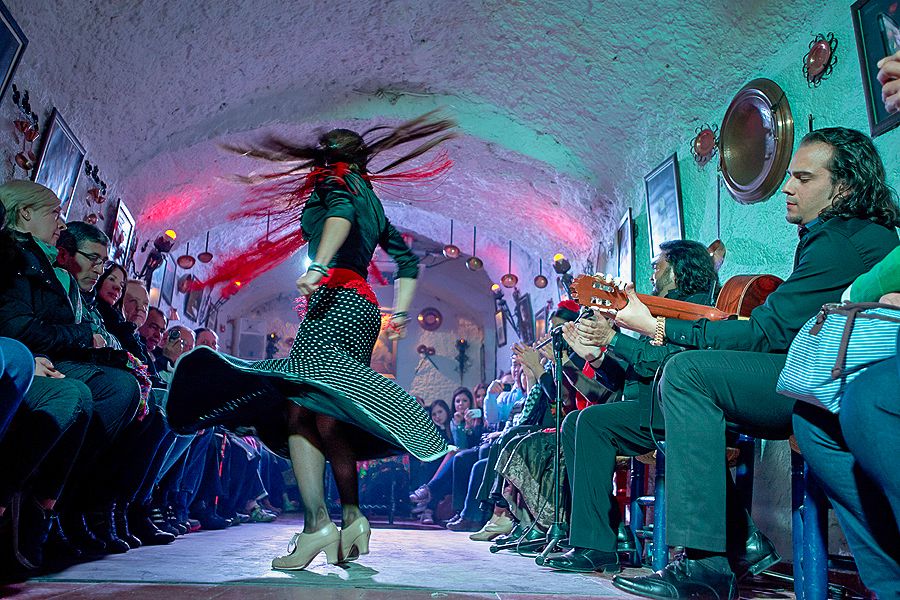 Granada: Sacromonte Caves Flamenco Show with Dinner - The strongest part of the evening