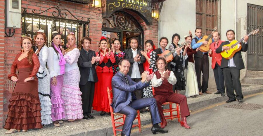 Granada: Sacromonte Caves Flamenco Show with Dinner - Why Sacromonte makes the evening different