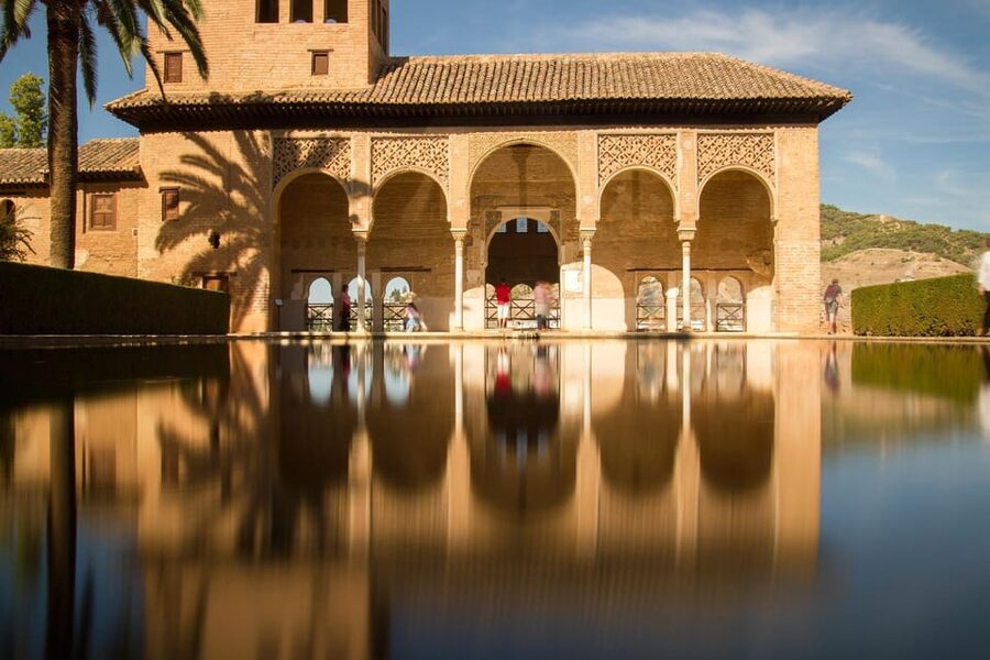 Granada: Tour of Alhambra, Generalife, and Nasrid Palaces - Group size, pace, and equipment