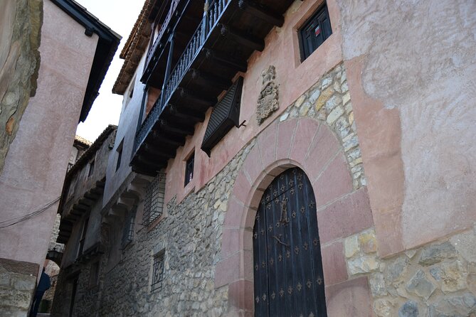 Guided Tour of Albarracín and Casa Noble - The Albarracín viewpoint and the embrace of the wall