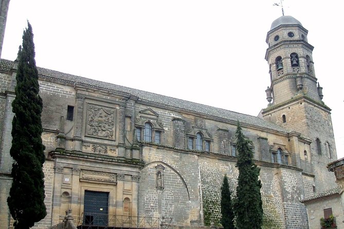 Guided tour of Baeza with entrance Baeza Cathedral - Plaza del Populo: the tour’s strong opening