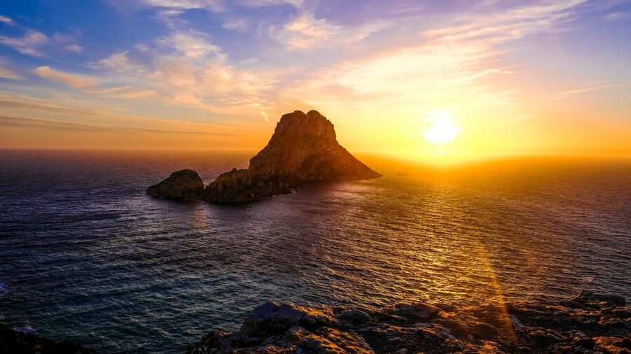 Ibiza: Midday or Sunset Sailing with Snacks and Open Bar - What the crew adds to the experience
