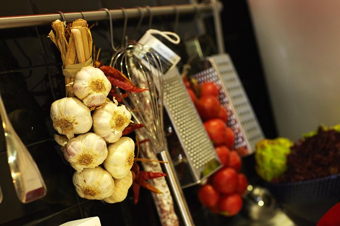 Interactive Paella & Market: Bottomless Wine & Rambla Views - How the teaching style affects the experience