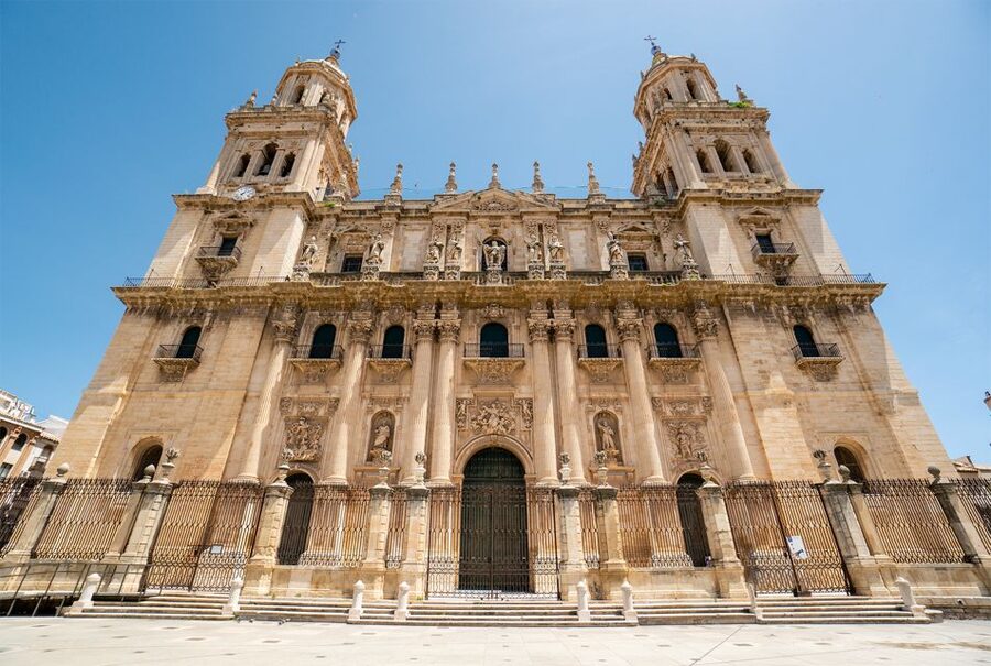 Jaén: 3-hour tour, Cathedral, Jewish Quarter and Arab Baths - Entering the Villardompardo Palace and Arab Baths