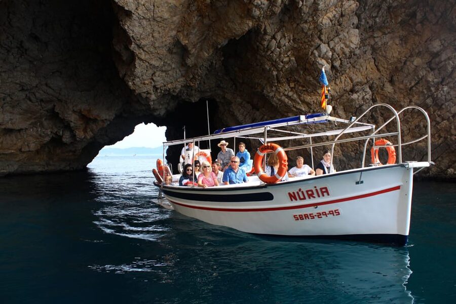 L'Estartit: Boat Trip to the Medes Islands and the NP Caves - Along the Montgrí coast, where coves meet the sea