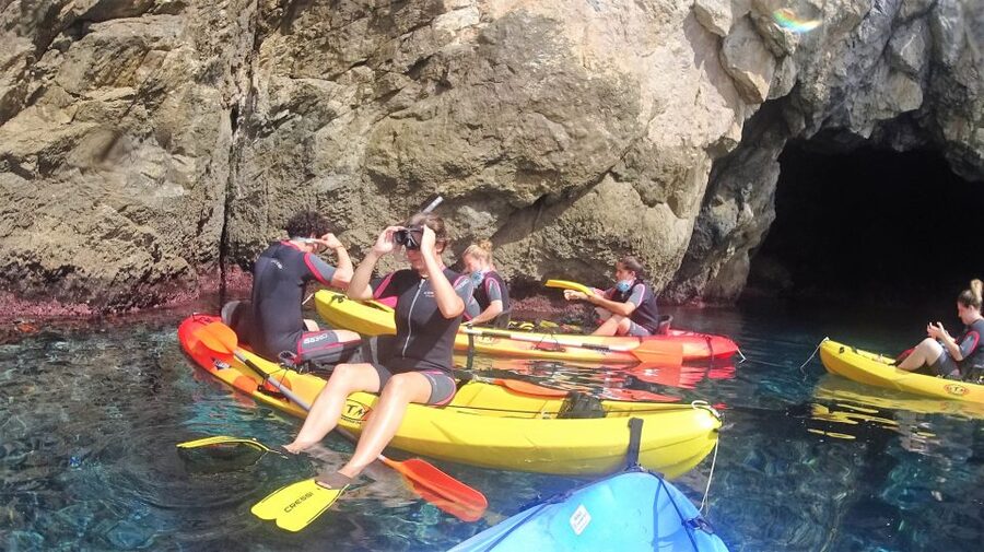 La Herradura: Cerro Gordo Natural Park Kayak & Snorkel Tour - Paddling beneath Cerro Gordo’s cliffs