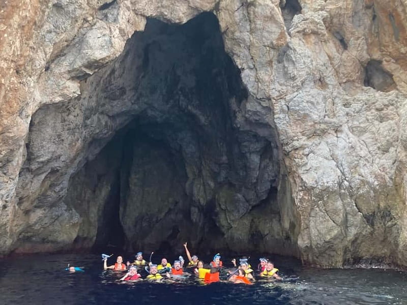 La Herradura: Kayak & Snorkel Tour to Cerro Gordo Reserve - Guides who shape the experience