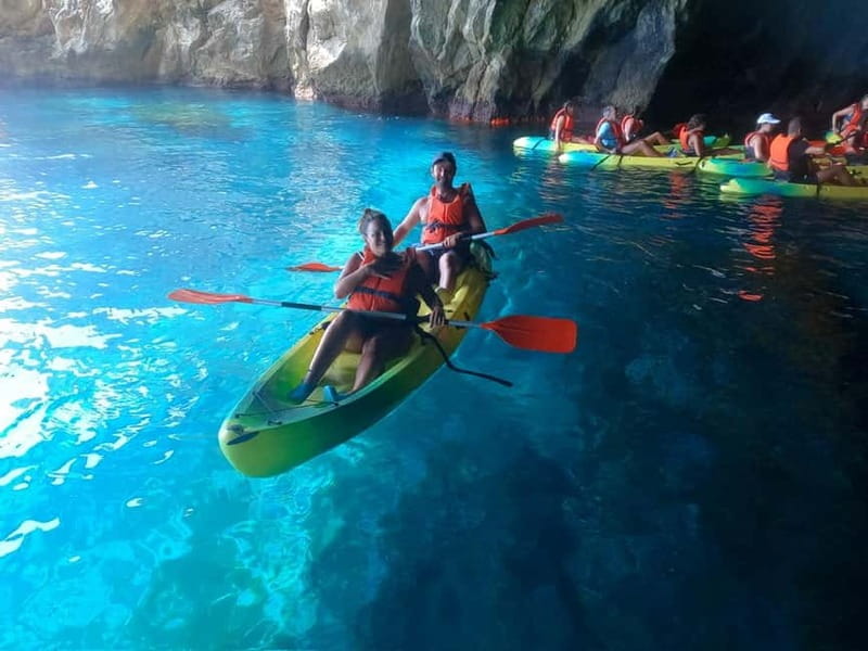La Herradura: Kayak & Snorkel Tour to Cerro Gordo Reserve - Paddling from La Herradura beach
