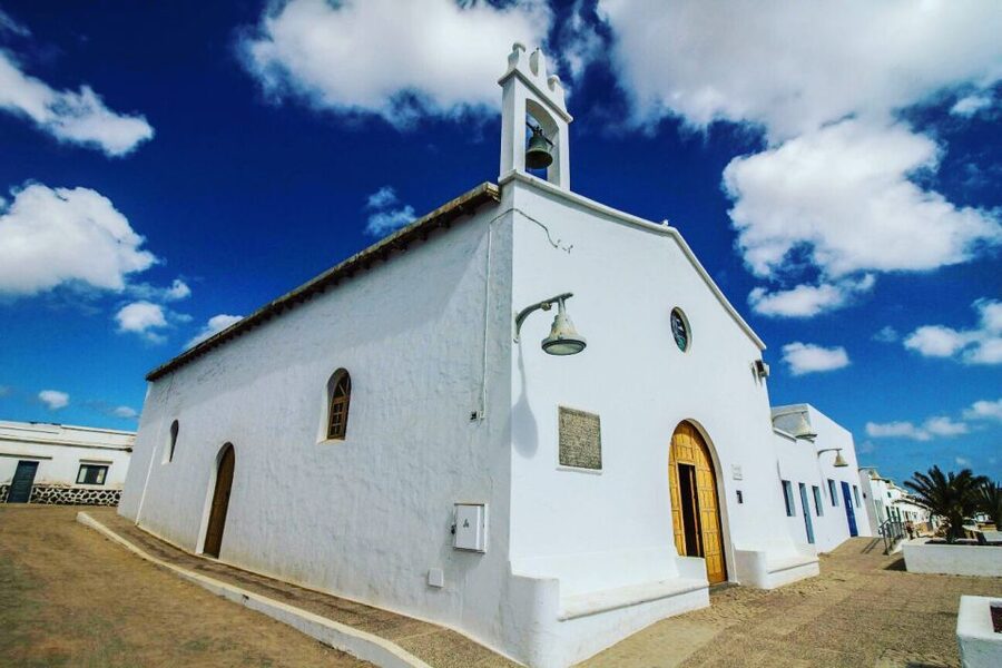 Lanzarote: Return Ferry to La Graciosa with Bus Pickup - Beaches, clear water, and the marine reserve