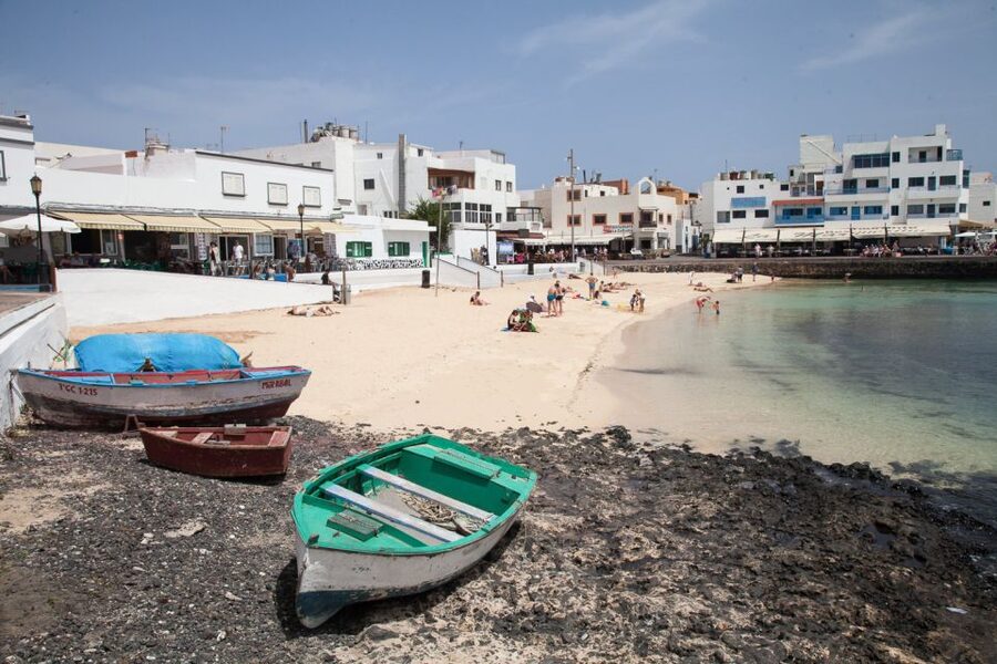 Lanzarote: Return or 1-Way Ferry to Fuerteventura with Wifi - Sand dunes, national park, and wide beaches