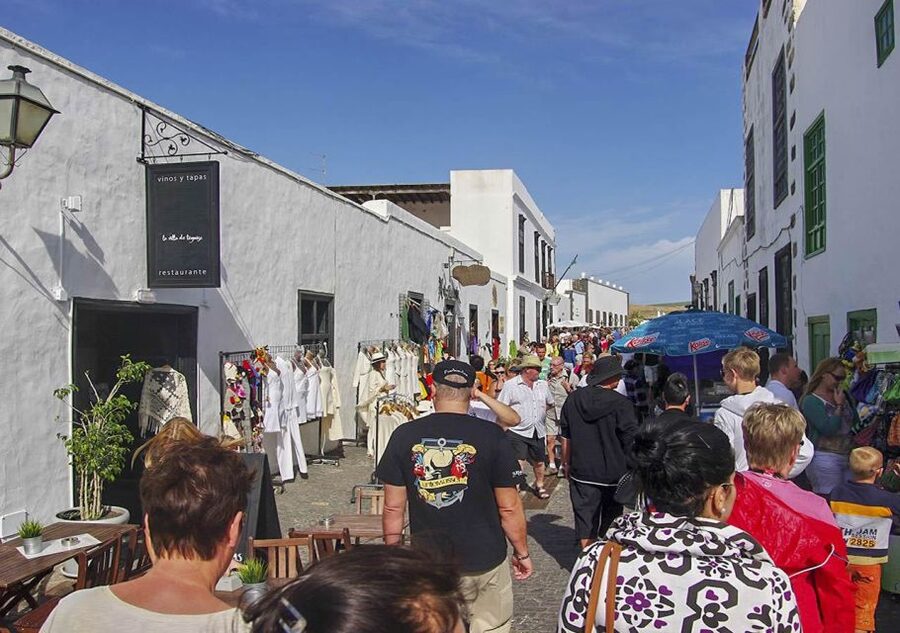 Lanzarote: Teguise Handicraft Market and La Graciosa Island - Teguise Market: Lanzarote shopping with a Sunday crowd