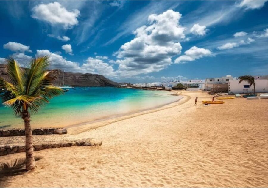 Lanzarote: Teguise Handicraft Market and La Graciosa Island - Caleta de Sebo and the island lunch