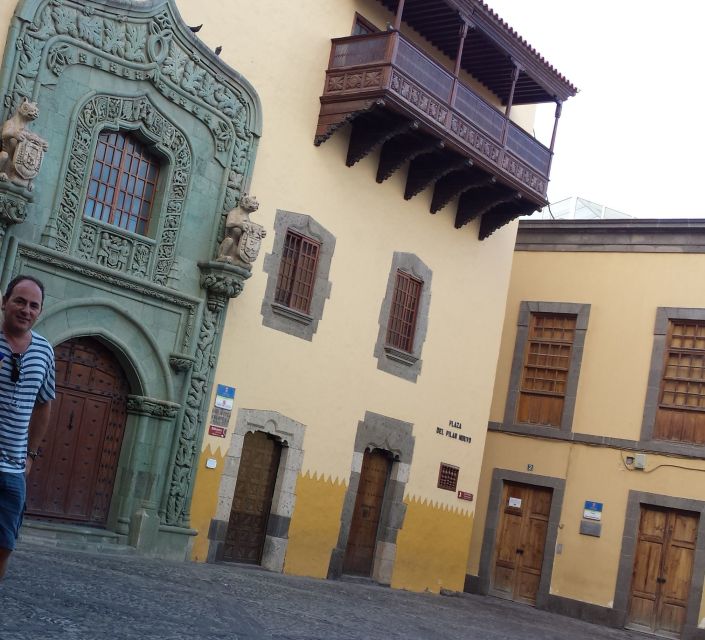 Las Palmas: Private Old City Guided Walking Tour with Tapas - Walking through Vegueta’s colonial center
