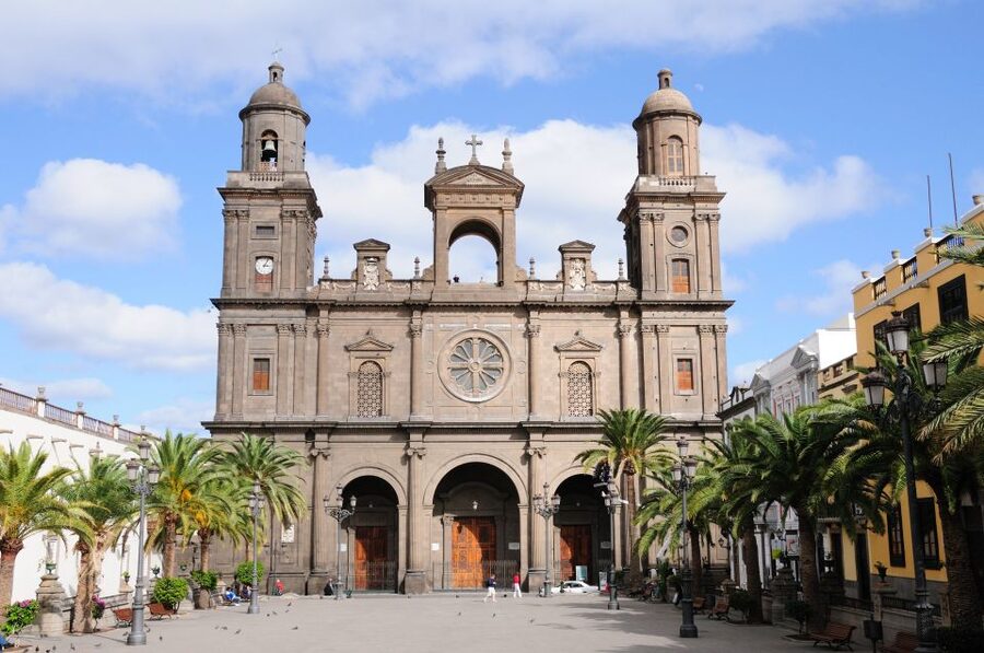 Las Palmas: Private Old City Guided Walking Tour with Tapas - Finding the quieter corners of Triana