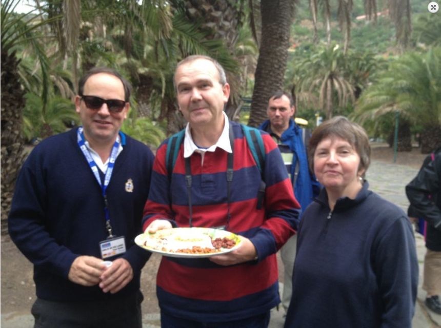Las Palmas: Private Old City Guided Walking Tour with Tapas - A tapa stop that slows the pace