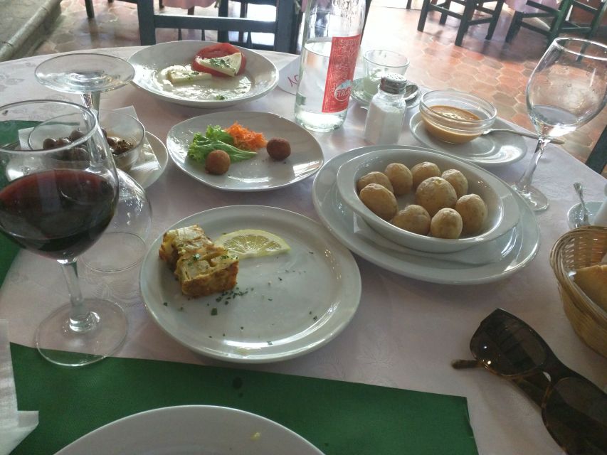 Las Palmas: Private Old City Guided Walking Tour with Tapas - What $54 per person buys you
