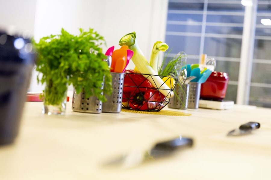 Madrid: 10 Tapas 2.5-Hour Cooking Class - Small teams mean shared work