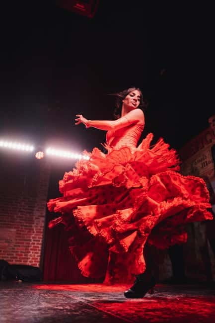 Madrid: Authentic Flamenco at Flamenco de Leones with drink - A Central Setting Beside the Puerta de Alcalá