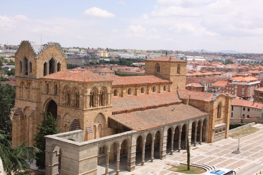 Madrid: Avila and Segovia Day Trip with Tickets to Monuments - Guides, headsets, and how much context you get