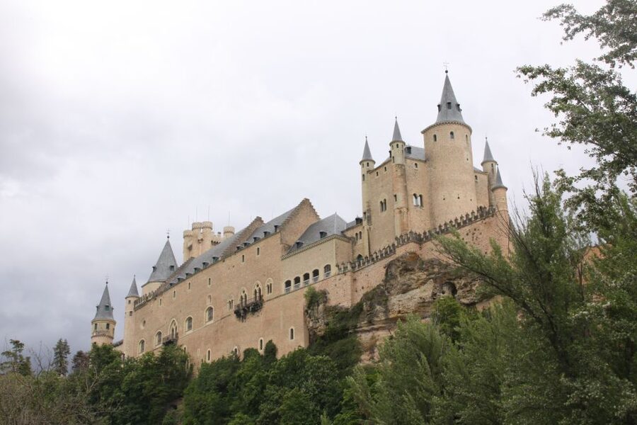 Madrid: Avila and Segovia Day Trip with Tickets to Monuments - Meeting in Madrid and setting out