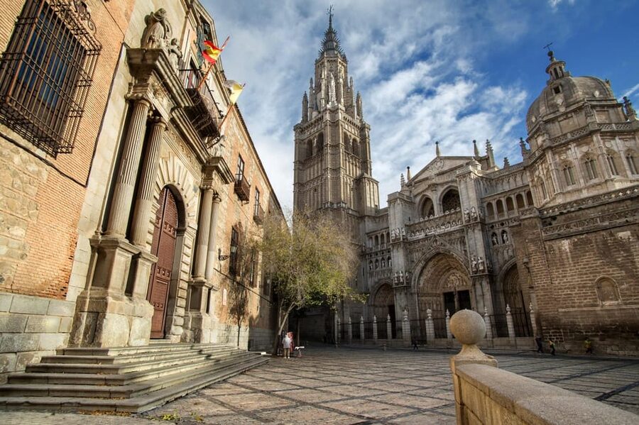 Madrid: Day Trip to Toledo with Walking Tour & Small Group - How the guides shape the experience