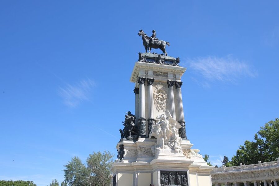Madrid: El Retiro Park Self-Guided Audio Tour - Casón del Buen Retiro and the park’s royal story