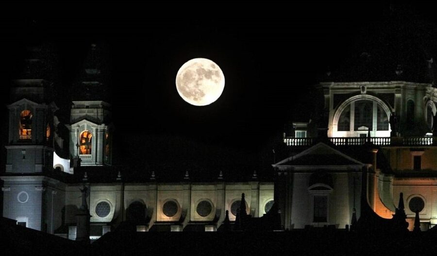 Madrid: Enchanted Evening Walking Tour in Spanish - What this Madrid night walk is really about