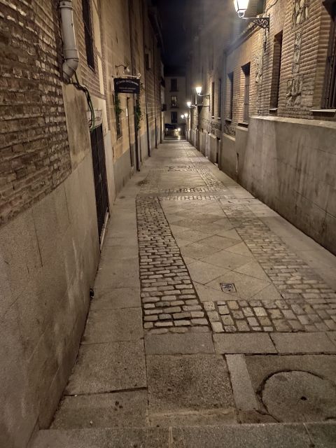 Madrid: Enchanted Evening Walking Tour in Spanish - Pasadizo de San Ginés, a narrow and atmospheric stop