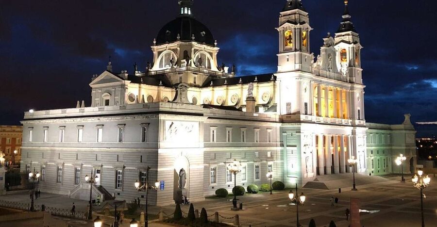 Madrid: Enchanted Evening Walking Tour in Spanish - Plaza de Oriente and the first taste of old Madrid