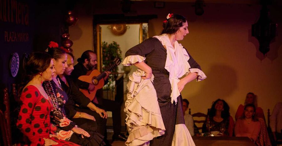 Madrid: Flamenco Show La Quimera with Drinks & Dinner Option - Costumes and footwork: where the eye keeps returning