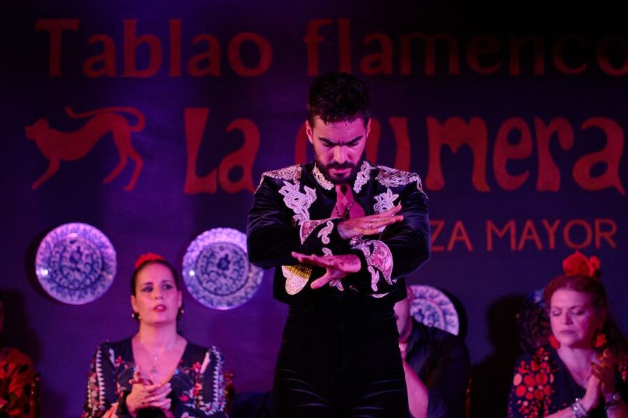 Madrid: Flamenco Show La Quimera with Drinks & Dinner Option - The opening moments: guitar, clapping, and anticipation