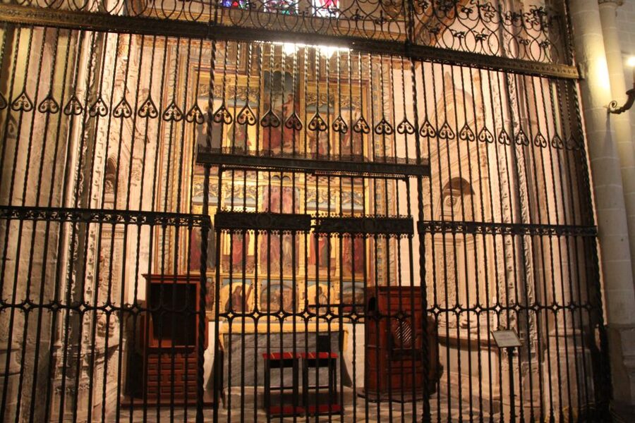 Madrid: Full-Day Guided Tour of Toledo with Cathedral Visit - Toledo Cathedral deserves the longest guided stop