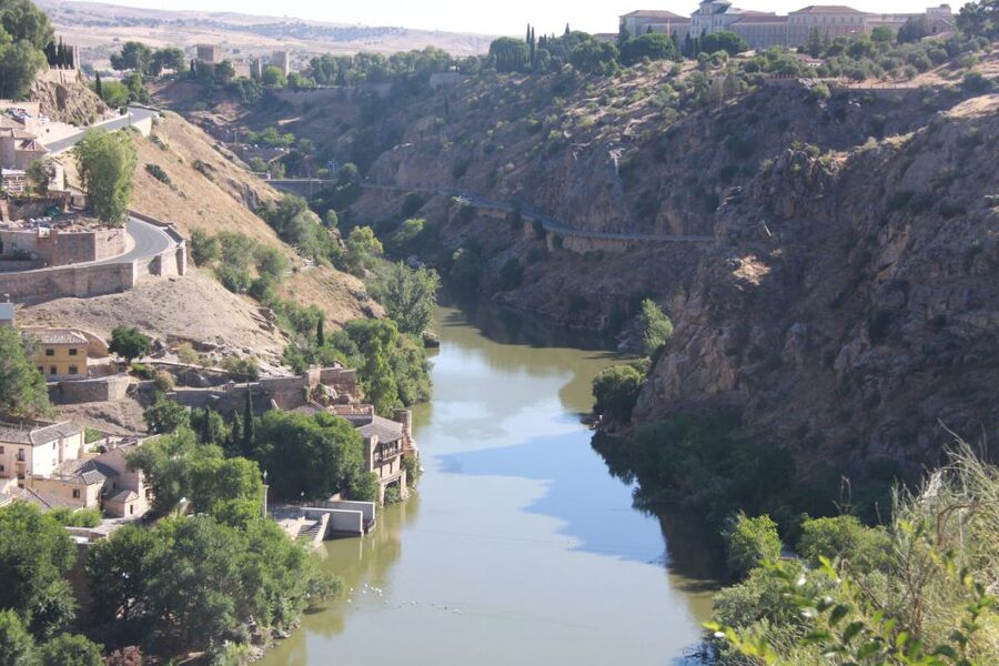 Madrid: Full-Day Guided Tour of Toledo with Cathedral Visit - The walking is the price of seeing the real Toledo