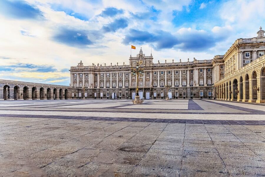 Madrid: Guided Tour of the Royal Palace with Fast Access - A 90-minute route through royal interiors