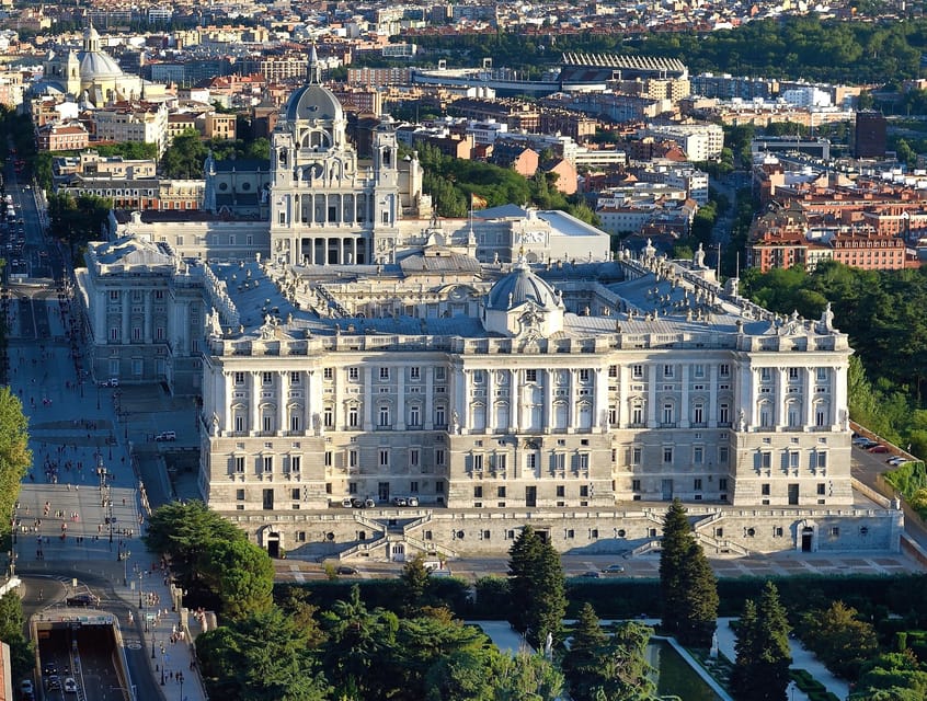 Madrid: Guided Tour of the Royal Palace with Fast Access - The guides make the biggest difference