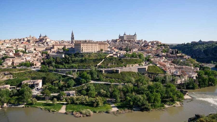 Madrid: Guided Tour of Toledo with Cathedral Visit - Walking into Toledo’s three cultural traditions