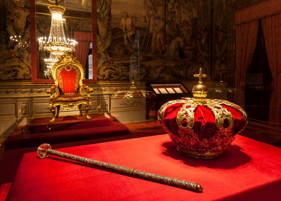 Madrid: Guided Visit to the Royal Palace - Royal apartments, the banqueting hall, and everyday monarchy