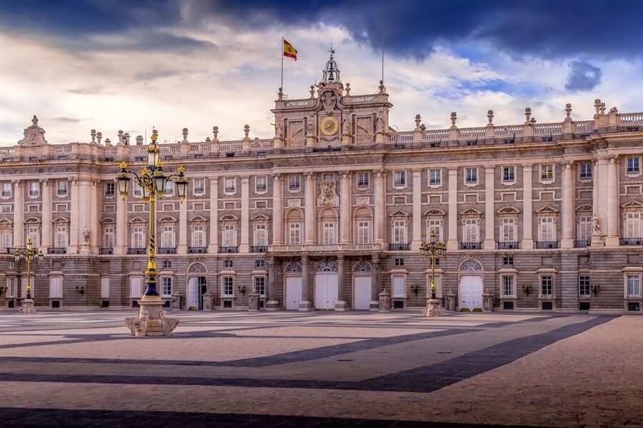 Madrid: Guided Visit to the Royal Palace - Art, frescoes, instruments, and the details between rooms