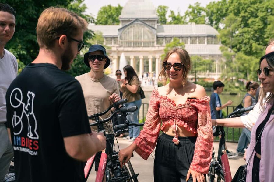 Madrid: Highlights Bike Tour with Optional E-Bike or Tapas - Starting at Calle de Santiago and learning the basics