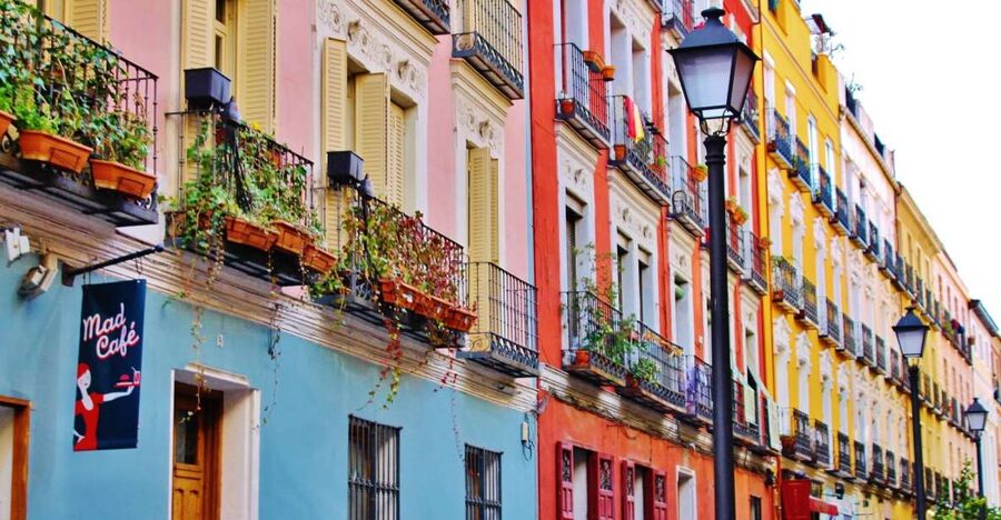 Madrid Historical Centre & Old Town Walking Tour in French - Chocolatería San Ginés and the famous churros detour