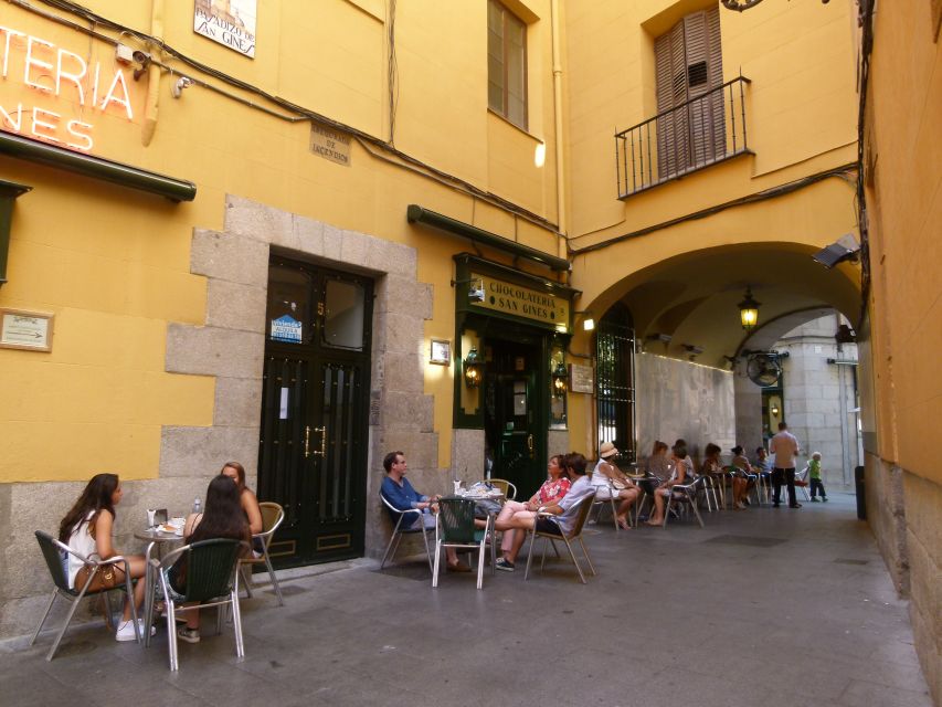 Madrid Historical Centre & Old Town Walking Tour in French - What the French-language format adds