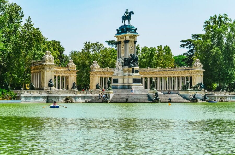 Madrid: Iconic Retiro Park Segway Tour - La Rosaleda and its 4,000 rose bushes