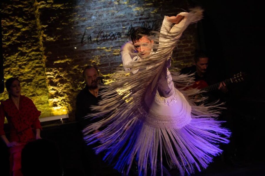 Madrid: La Cueva de Lola Flamenco Show Tickets with Drink - The drink and the optional tapas