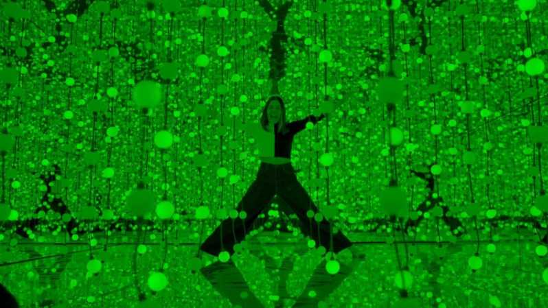 Madrid: Museo de la Luz Entry Ticket - The laser display and colorful mirror room