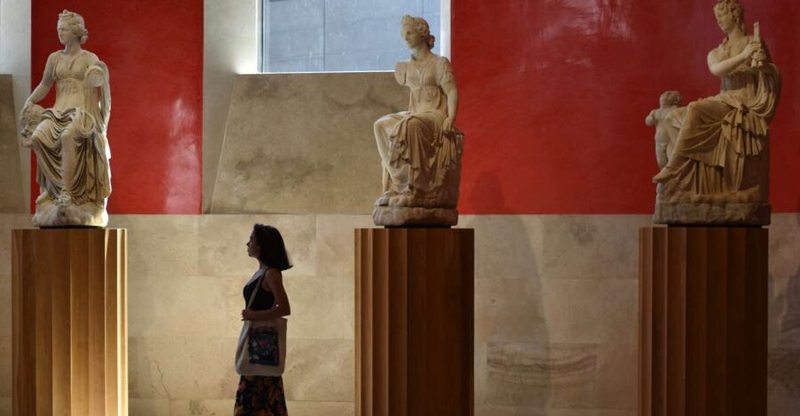 Madrid: Museo del Prado Guided Tour - Meeting the guide at Goya’s statue
