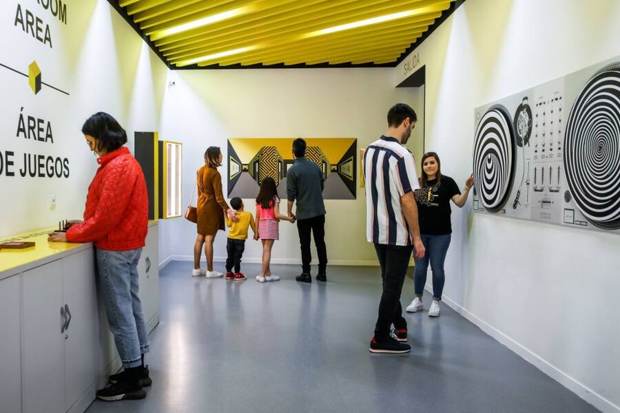 Madrid: Museum of Illusions Ticket - The photo stops are part of the attraction