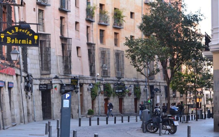 Madrid: Old Madrid Walking Food and Wine Tour - Carmen, the guide factor