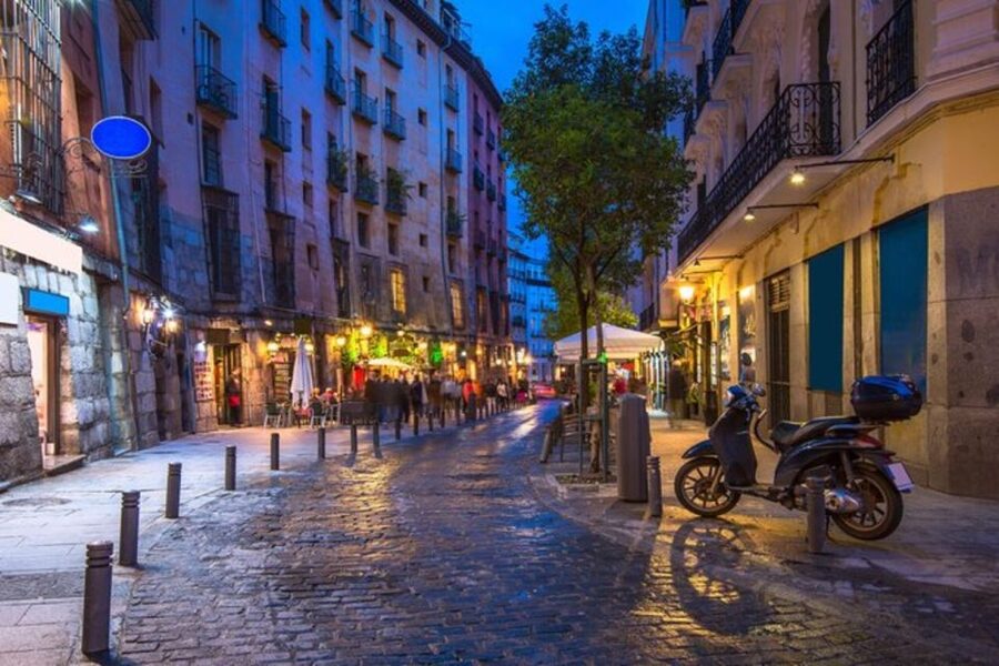 Madrid: Panoramic Open-Top Bus Day or Night Tour with Guide - Cibeles, Metropolis, and the lights of Gran Vía