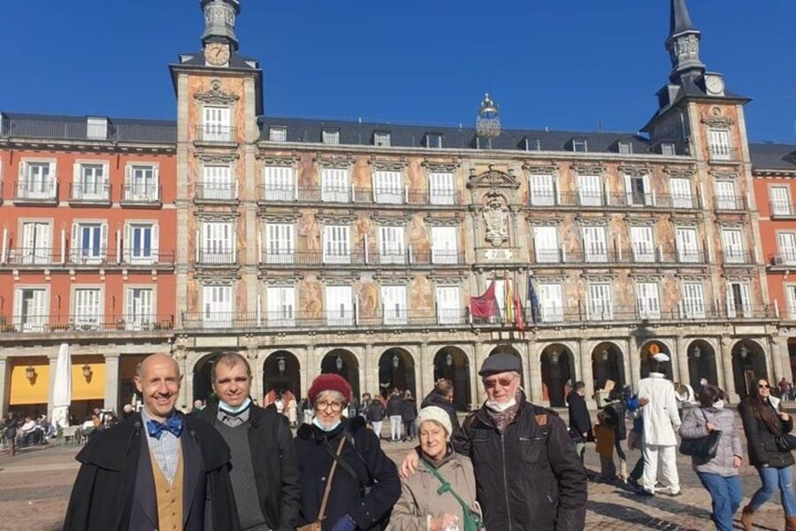 Madrid: Private custom tour with a local guide - Seeing monuments and museums from the outside