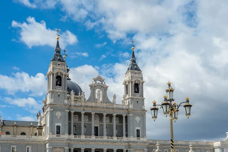 Madrid: Royal Palace Expert Guided Tour with Skip-the-Line - How the Guides Shape the Experience